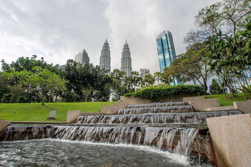 Best of Kuala Lumpur Tour with Twin Tower Entry - Chinatown and Central Market: when the tour slows down for real street time