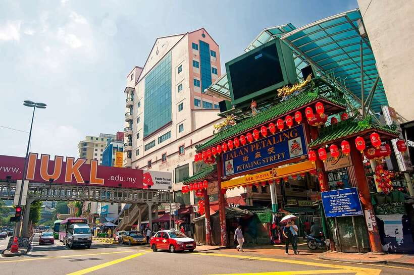 From Kuala Lumpur: Batu Caves Cultural Temple Tour - Chinatown food stalls and souvenir bargaining: how to make it worth your 30 minutes