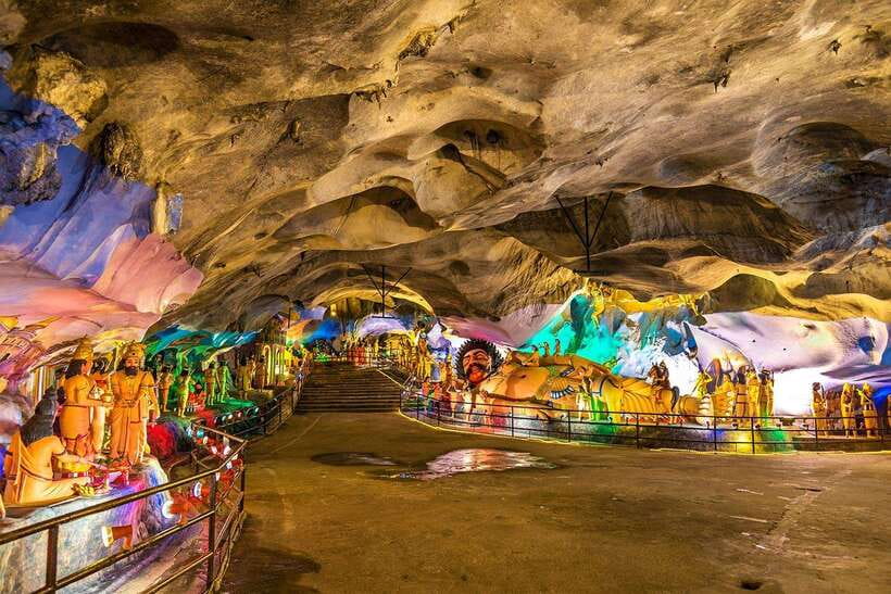 Kuala Lumpur : Batu Caves Private Tour - The temple entrance experience: Lord Murugan and dress rules you can’t ignore