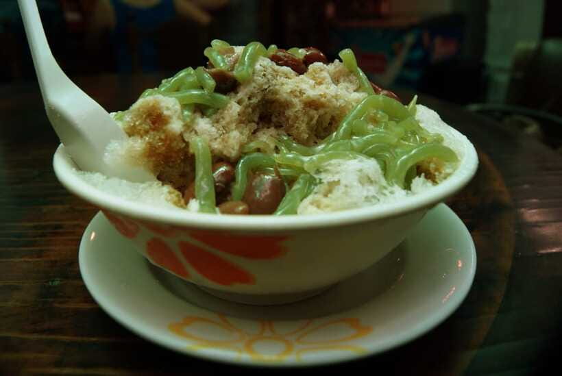 Kuala Lumpur: Evening Food Tour by Bike - Guide Elena and the value of dish-by-dish stories