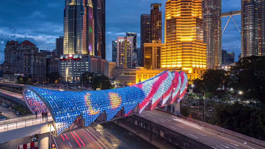 Kuala Lumpur: Evening Tour with Kuala Lumpur Tower Tickets - The guide and the commentary: what to expect and how to get more out of it