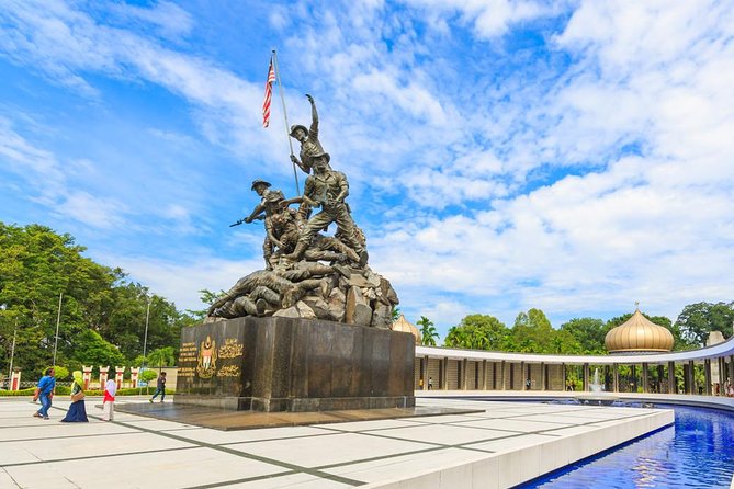 Kuala Lumpur Half-Day City Tour - National Mosque and Sultan Abdul Samad Building: Architecture You Can Read