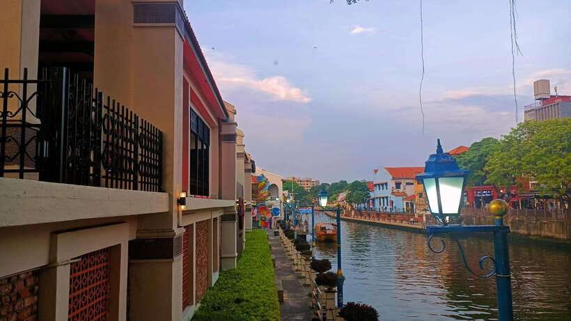 Kuala Lumpur: Private Malacca Night Tour w/Cruise & Trishaw - Riding a trishaw after dark: slower pace, better street perspective