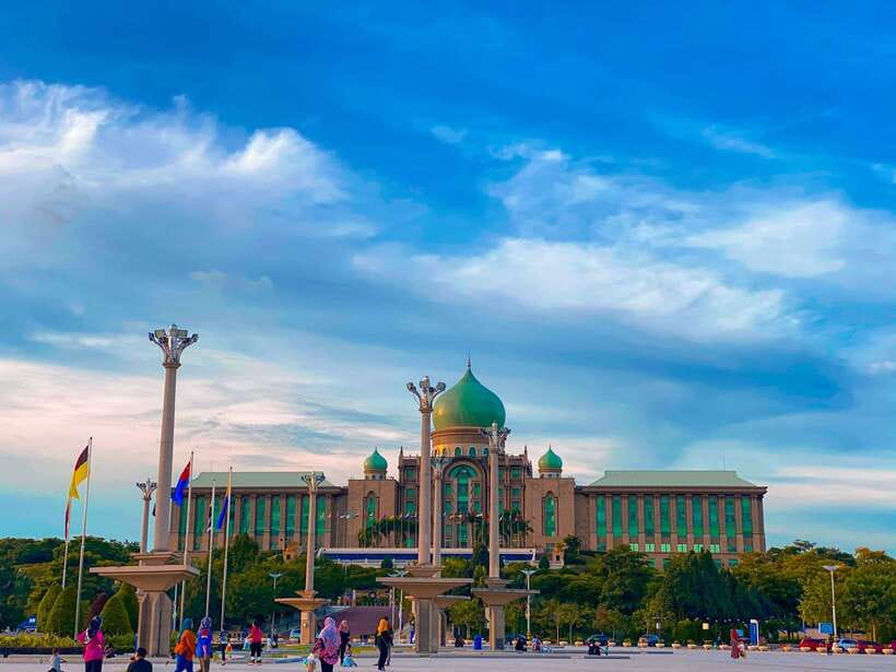 Kuala Lumpur: Putrajaya Tour Half Day Tour [Shared/Private] - Putra Mosque: dress code, photo zones, and what to watch for