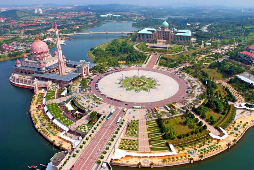 Kuala Lumpur: Putrajaya Tour with Traditional Boat Cruise - Palace of Justice: photo stop plus a quick architectural lesson