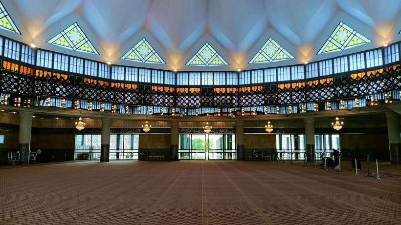 Kuala Lumpur: Temple & Shrine Private Half Day Tour - National Mosque of Malaysia: The Blue Umbrella Dome and Modernist Detail