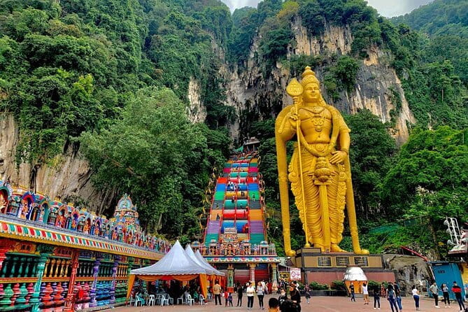 Private Batu Caves & Petronas Twin Tower Tickets With Lunch <em>26</em> – Key highlights to know before you go’ /></p>
<ul>
<li><strong>Private, air-conditioned transport</strong> so you are not bouncing between multiple group pickups</li>
<li><strong>Batu Caves with the 272-step climb</strong> up to Hindu shrines and the golden Lord Murugan statue</li>
<li><strong>Batik Chong guided visit</strong> focused on how batik textile art is made and common motifs</li>
<li><strong>Royal Selangor Visitor Centre</strong> to see Malaysia’s pewter brand in action</li>
<li><strong>Central Market lunch included</strong> to keep the day comfortable and practical</li>
<li><strong>Petronas Twin Towers tickets</strong> with a backup plan if Petronas tickets are not available</li>
</ul>
<h2 id="how-the-5-to-6-hour-private-plan-works-in-kl">How the 5 to 6 Hour Private Plan Works in KL</h2>
<p><img width="669" height="446" decoding="async" src=