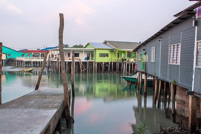 Private Tour: Crab Island Sightseeing Boat Ride and Seafood Lunch - Kuala Lumpur photo stops: Selangor King Palace, Blue Mosque, and Thean Hou Temple