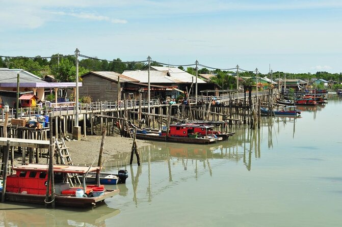 Private Tour: Crab Island Sightseeing Boat Ride and Seafood Lunch - Spending about two hours on Crab Island: walk, bicycle, and keep it casual