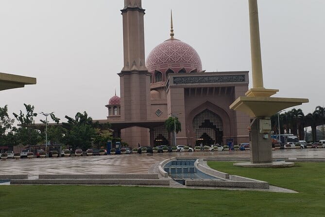 Putrajaya Tour From Kuala Lumpur Includes Batu Caves - Batu Caves: the limestone caves and the Lord Murugan statue